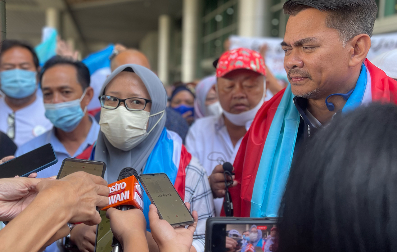 Kota Belud MP Isnaraissah Munirah Majilis (front left) says while she is unable to speak in detail regarding the briefing, she hopes the matter could still be debated in parliament. – JASON SANTOS/The Vibes pic, July 22, 2022