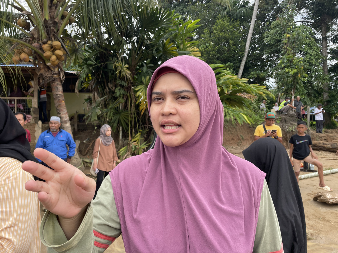 Meanwhile, another victim, Nurul Halimah Kuin, 29, lost almost RM200,000 due to her cake shop being washed away by the floods, said she could not sleep last night because she was still traumatised following the incident. – SOFIA NASIR/The Vibes pic, July 5, 2022