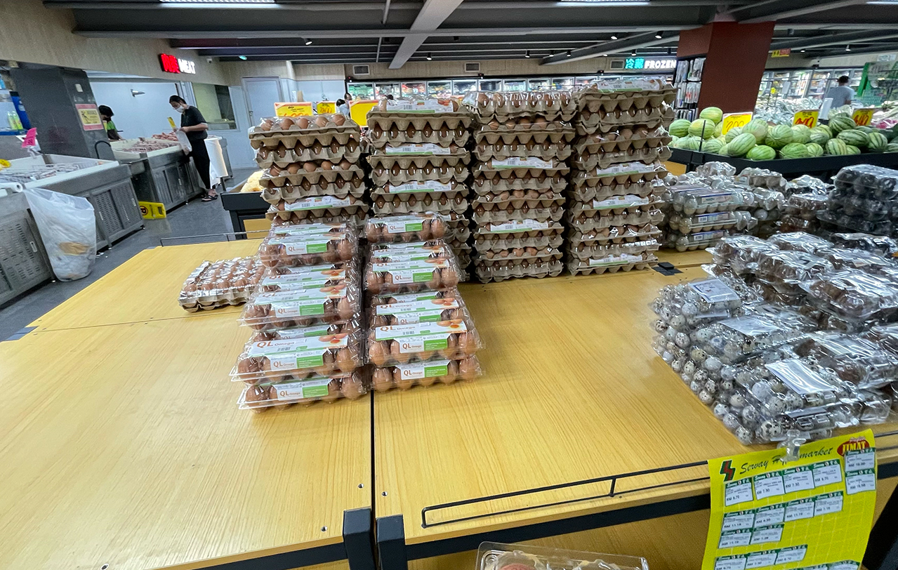 From July 1, the maximum retail prices for eggs in Sabah was set at 49 sen for a Grade A egg while Grade B is set at 48 sen in the West Coast district, which is the highest in the country. – JASON SANTOS/The Vibes pic, July 13, 2022
