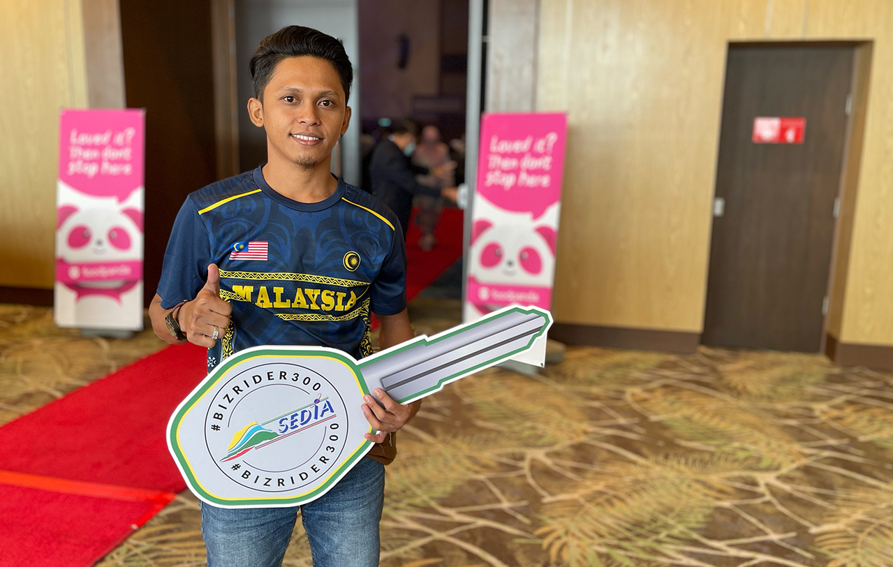 Speaking to The Vibes at the side-lines of the ceremony, 30-year-old recipient Abdullah Abdul Han describes his windfall as a sign of good luck for his firstborn. – JASON SANTOS/The Vibes pic, July 14, 2022