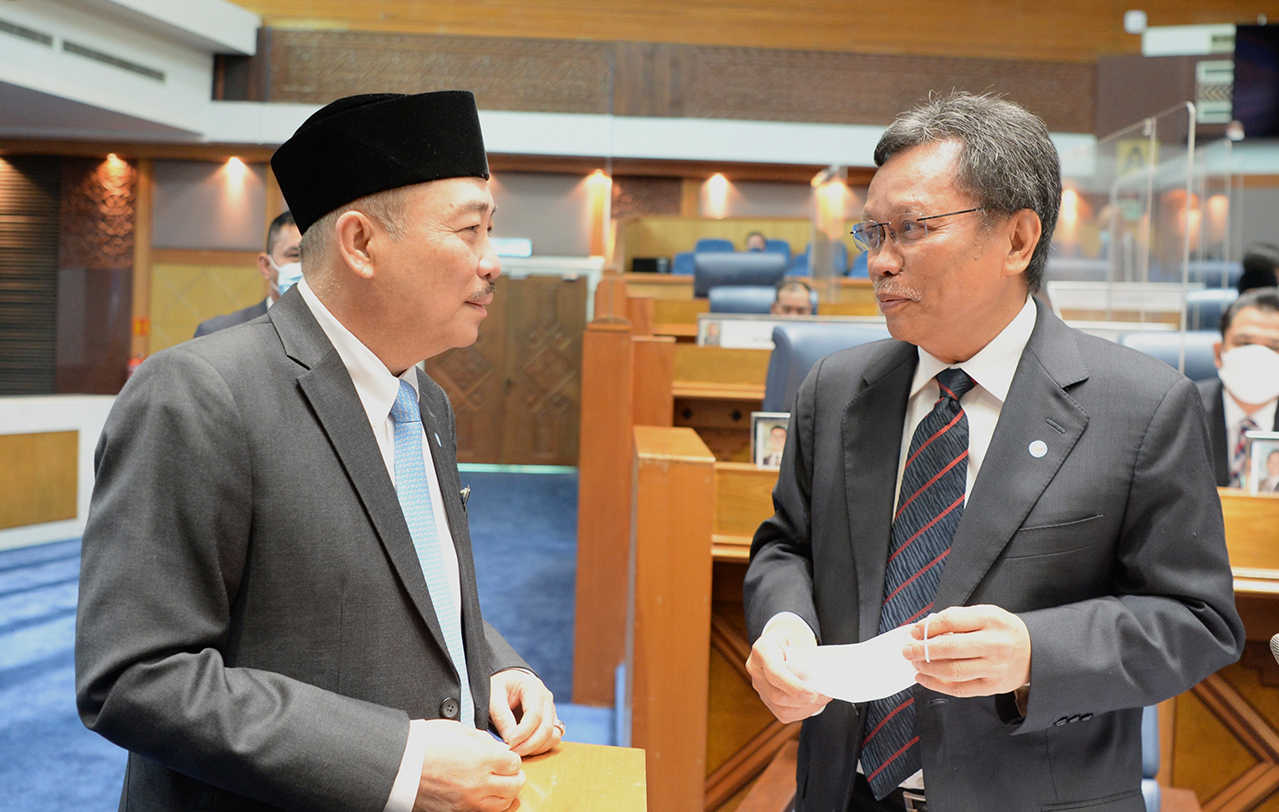 In response to a question posed by Datuk Seri Mohd Shafie Apdal (Senallang-Warisan) (right), Datuk Seri Hajiji Noor also announced that the state has formed two special committees to find ways to address labour shortage and the surge in prices of goods in the state. – Pic courtesy of Chief Minister’s Office, July 18, 2022