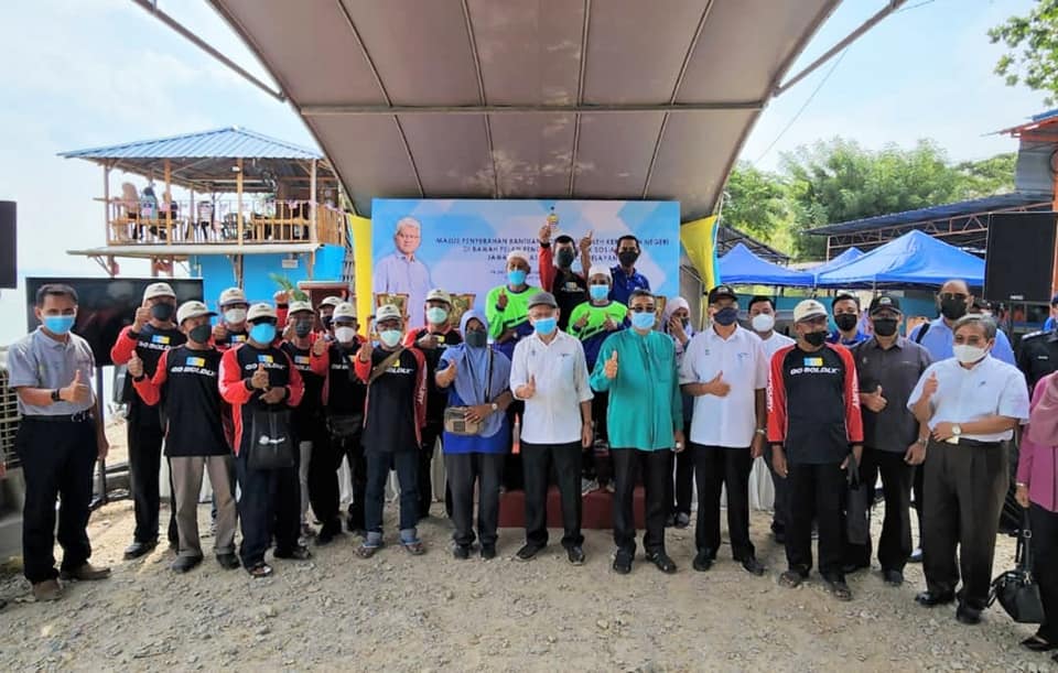 Ahmad Zakiyuddin Abdul Rahman (centre, white shirt) with the fishermen and other state officials. – Penang Infrastructure Company Facebook pic, August 15, 2022 