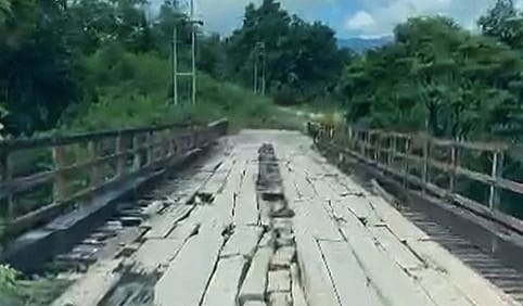 Social activist Harry Wing notes that the current bridge structure had been battered by flash floods, swift river currents and heavy daily usage by those working in nearby plantations. – Pic courtesy of Harry Wing, August 17, 2022