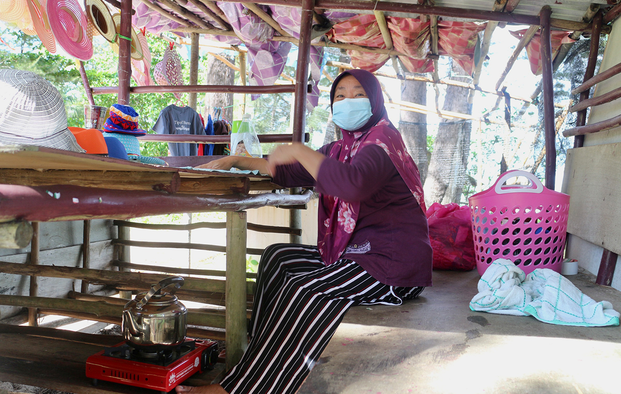 Rohani Ayob runs a small stall selling hats near the Tip of Borneo Monument, while her husband is a fisherman. She said she was able to open her stall with the help of Tg Kapor assemblyman Ben Chong, who is from Warisan. – JASON SANTOS/The Vibes pic, September 12, 2022