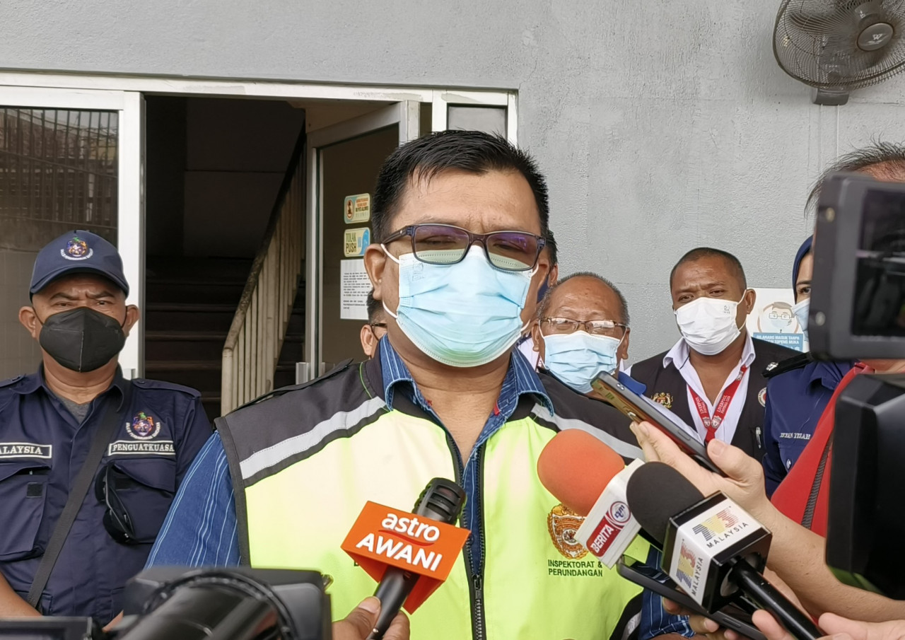 Dr Johari Awang Besar urges Sandakan food factory owners to contact the Sandakan health office or learn from existing PJKM certificate owners to acquire PJKM certificates as soon as possible because the office will be actively conducting inspections and will be issuing compounds of up to RM2,500 to those without the certificate. – REBECCA CHONG/The Vibes, September 28, 2022