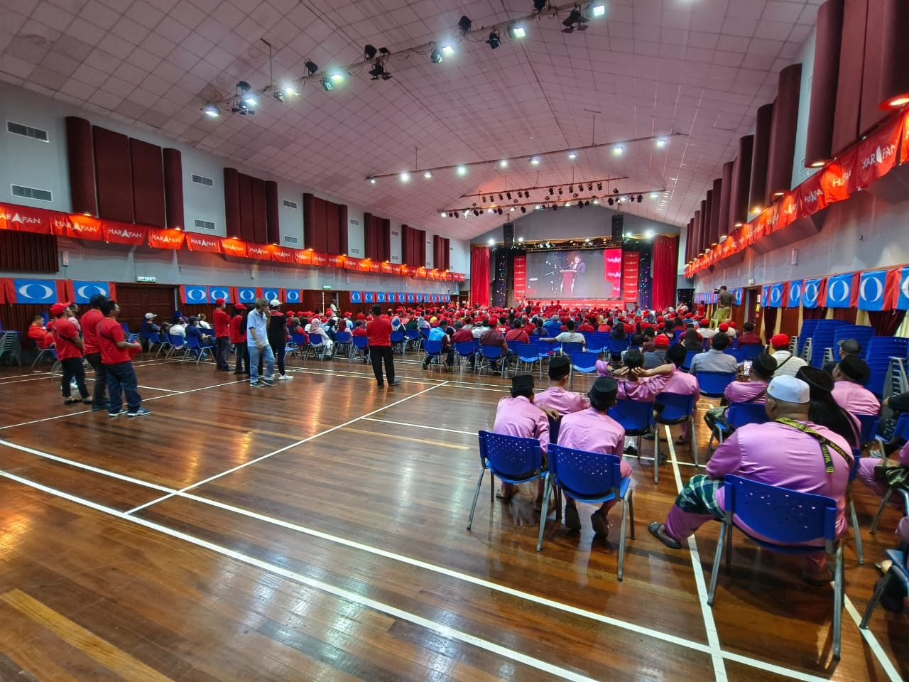 While Datuk Seri Anwar Ibrahim spoke at the Calvary Crown Hall at noon in Tawau today, at the same time, over 1,000 PKR supporters were waiting for him at the Kung Ming primary school hall, also in Tawau. – REBECCA CHONG/The Vibes pic, October 23, 2022