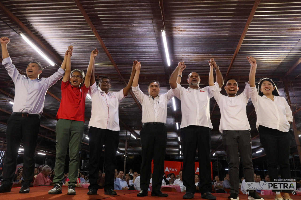 (From left to right) Kinrara assemblyman Ng Sze Han, incumbent Damansara MP Tony Pua, Kota Kemuning assemblyman Ganabatirau Veraman, DAP secretary-general Anthony Loke, incumbent Puchong MP Gobind Singh Deo, Syahredzan Johan, and incumbent Bakri MP Yeo Bee Yin at a DAP fundraising event in Kelana Jaya today. – SAIRIEN NAFIS/The Vibes pic, October 26, 2022 