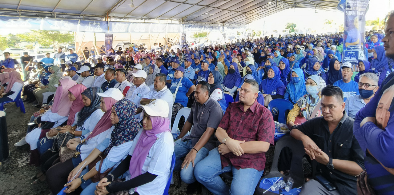Over 1,000 people had attended the BN campaign talk in Mile 7 yesterday. Speaking about Libaran, Datuk Seri Bung Moktar Radin says he feels that Libaran has the highest winning chance for BN in Sabah. – REBECCA CHONG/The Vibes pic, November 13, 2022