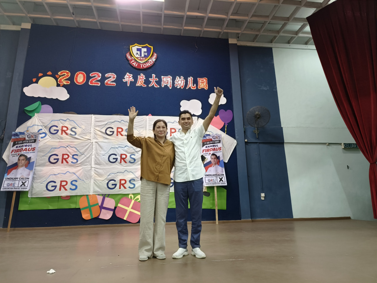 While Khairul Firdaus Akbar Khan from Bersatu’s campaign appears steady, he may struggle to get the support of Chinese voters in the Batu Sapi seat. During one campaign which targeted the Chinese residential area, Taman Mawar, Firdaus attempted to speak a sentence of Mandarin and later invited his mother, a Chinese, on stage to plead support for him in Hakka. – REBECCA CHONG/The Vibes pic, November 17, 2022