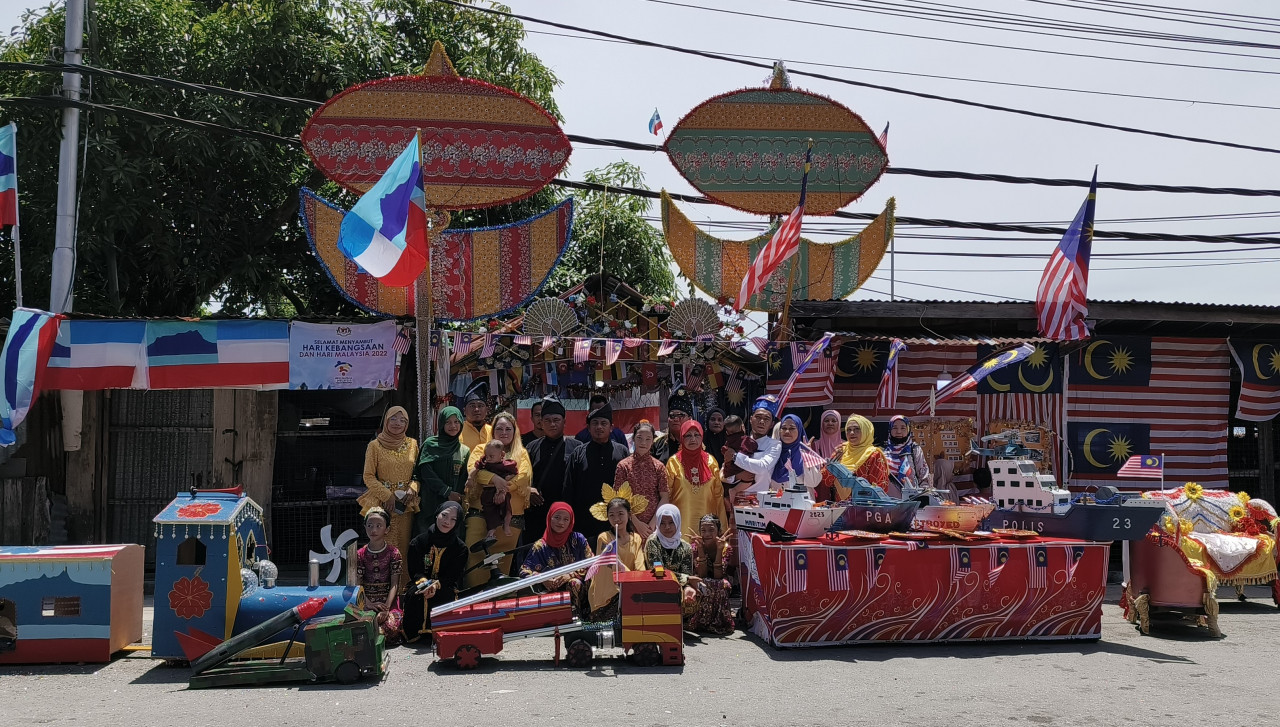 The villagers of Bridge 11, Kg Sim-Sim in Sandakan say they took about 15 days to decorate the entrance of their village in conjunction with Malaysia Day. – REBECCA CHONG/The Vibes pic, September 16, 2022