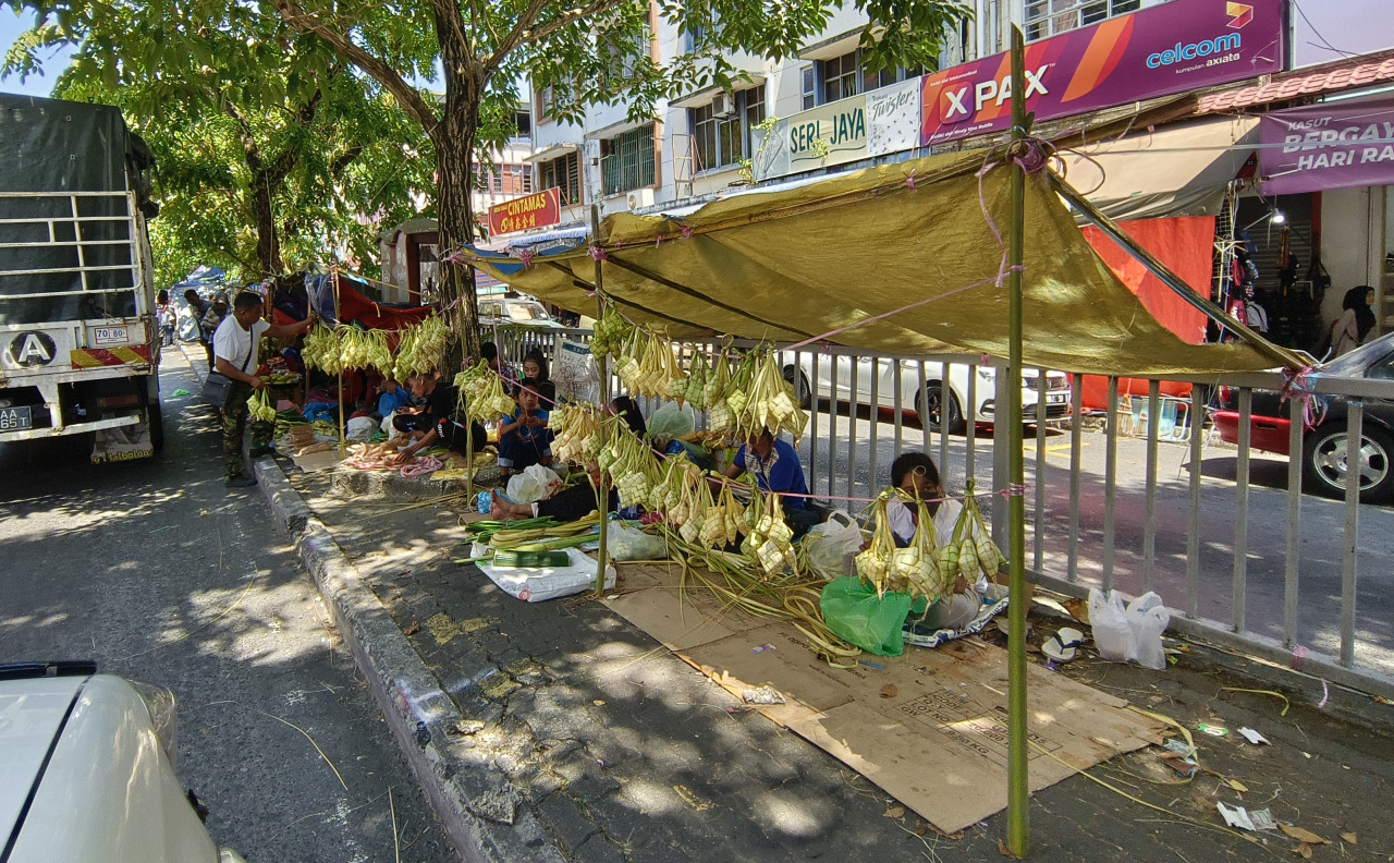 Ketupat is a traditional dish that utilises coconut leaves woven into a diamond-shaped pouch. Rice would be inserted into these pouches before being cooked, infusing the rice with the aroma of coconut. – REBECCA CHONG/The Vibes file pic, April 21, 2023