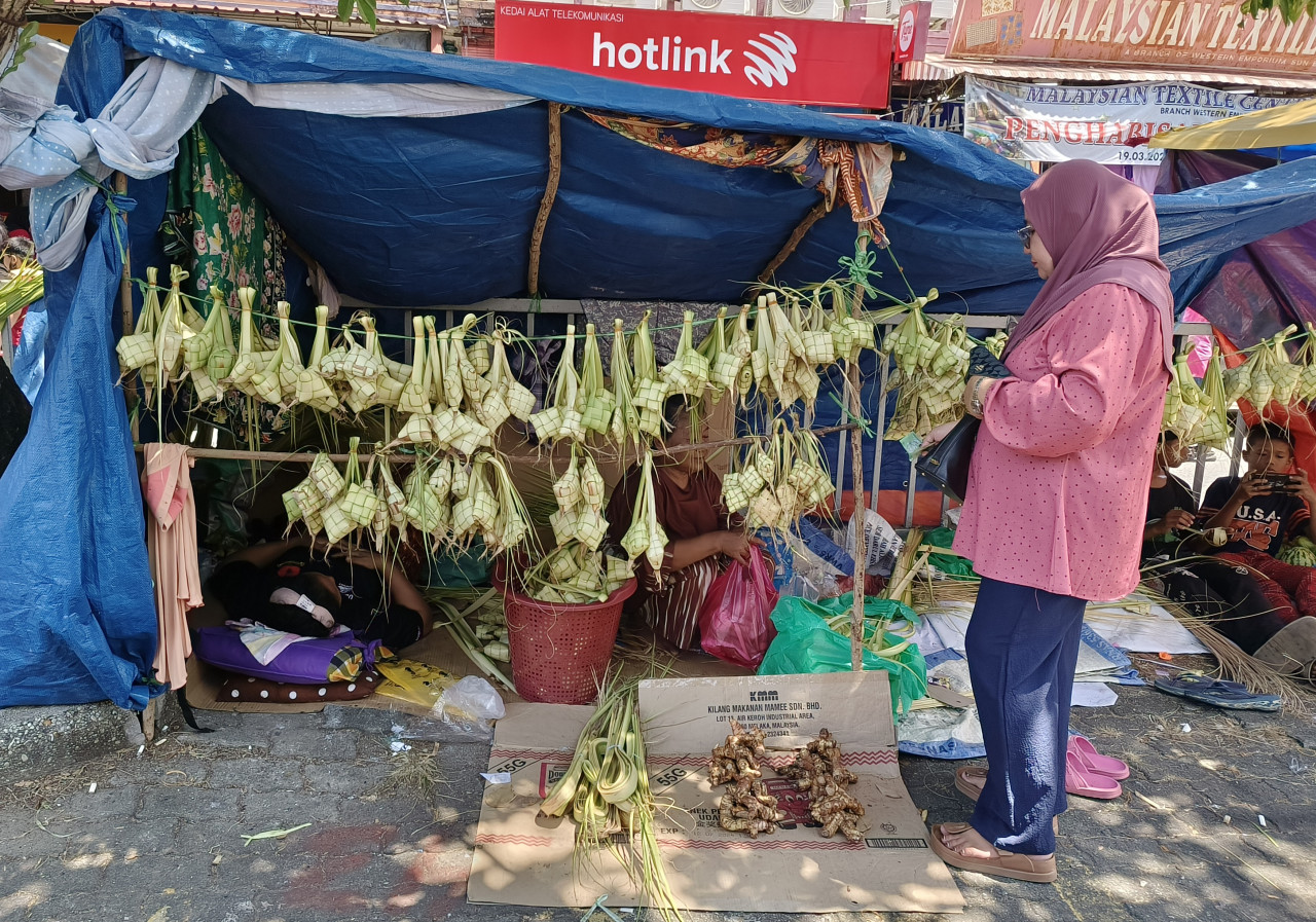 Now, the Sandakan Municipal Council has allowed villagers to set up their temporary stalls legally, charging them RM15 per day for about a week before Hari Raya Aidilfitri. – REBECCA CHONG/The Vibes file pic, April 21, 2023