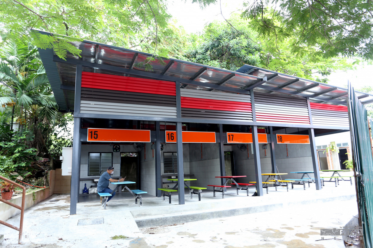 Earlier, The Vibes reported that the project was supposed to be completed by September in 2020, four months after the hawkers were cleared out of the area, but had been postponed after opposition from several residents in the area who were up in arms over having a food court near residences. – NOOREEZA HASHIM/The Vibes pic, April 24, 2022
