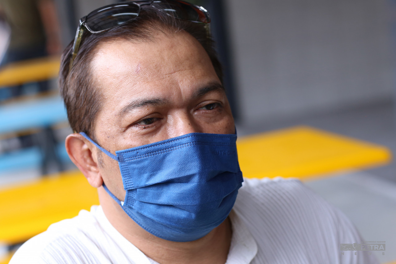 Yusof Abdullah, whose tom yum stall was a local foodie favourite, says that instead of cooking orders on the spot like he once used to, he is considering preparing only a few basic dishes at home and bringing them over to the new location to sell with drinks. – NOOREEZA HASHIM/The Vibes pic, April 24, 2022