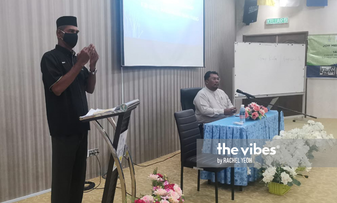 Sideek Shahul Hamid, deputy president of Penang Deaf Association and president of the Islamic Unity of PDA, signing his speech at a recent function. – The Vibes pic, September 23, 2020