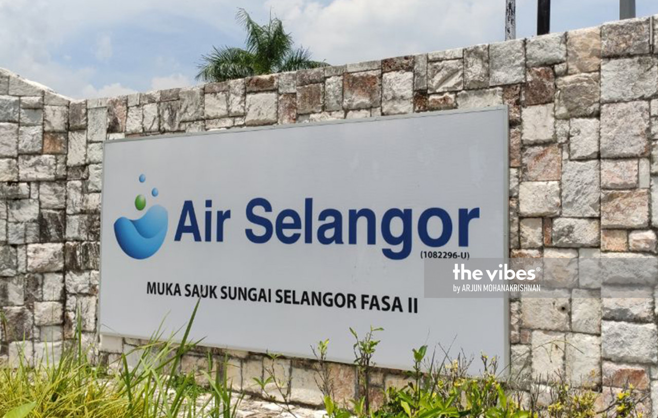 The slew of river pollution has caused Air Selangor to spend more on clean-up work, bearing the brunt of consumer anger. – The Vibes pic, October 21, 2020