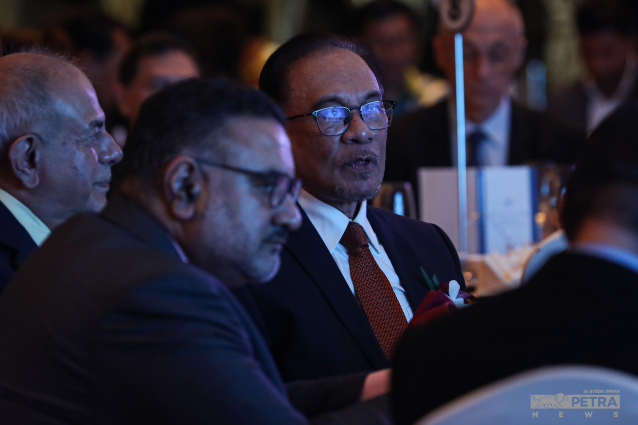 Commenting on the legacy of the late Tan Sri Dr B.C. Sekhar, the father of PETRA Group chairman and chief executive Datuk (Dr) Vinod Sekhar (second from left), Datuk Seri Anwar Ibrahim (centre) labels the rubber industry revolutionist as a ‘man who defied stereotypes’ and who pushed the boundaries of imagination on what can be achieved by a scientist. – SYEDA IMRAN/The Vibes pic, October 22, 2022