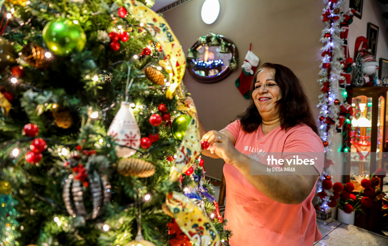 Jagjit putting the finishing touches to her tree. – The Vibes pic