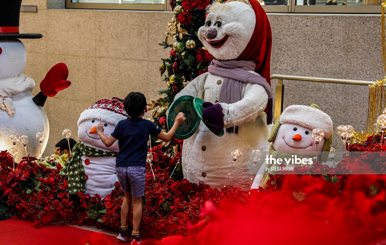 Children at play among the festive decorations at a shopping mall in the Klang Valley. – The Vibes pic, December 25, 2020