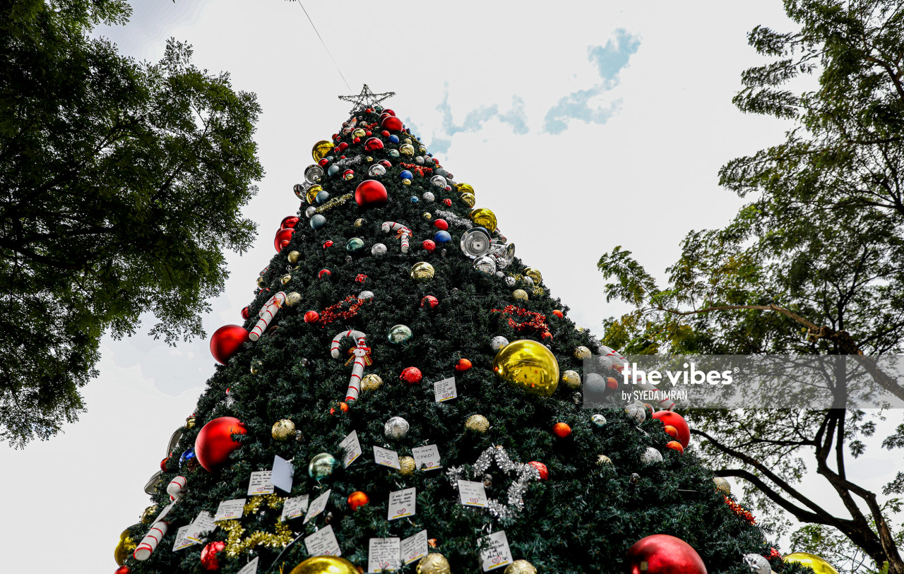 A Christmas tree festooned with wishes for peace and prosperity in the new year. – The Vibes pic, December 25, 2020