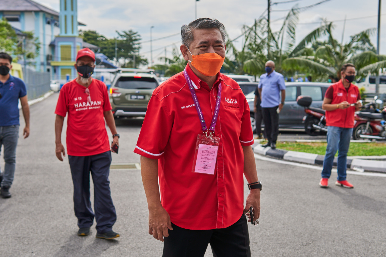 Amanah deputy president Datuk Seri Salahuddin Ayub says Umno’s victory in the Melaka election should not be seen as a shift in voter sentiments, but was instead caused by the low voter turnout. – EMMANUEL SANTA MARIA CHIN/The Vibes pic, February 27, 2022