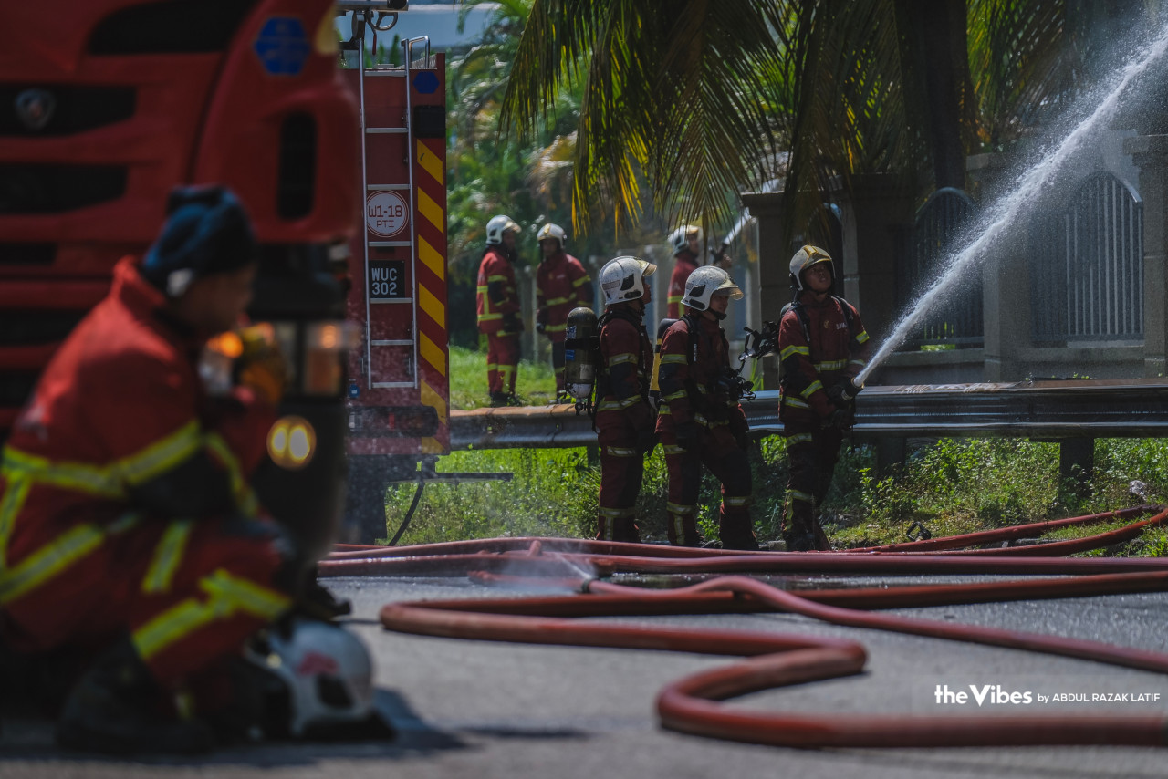 According to a statement from the Selangor Fire and Rescue Department’s operations centre, a distress call on the incident was received at 10.37am today, following which firefighters from several stations were dispatched to the scene. – ABDUL RAZAK LATIF/The Vibes pic, May 22, 2023