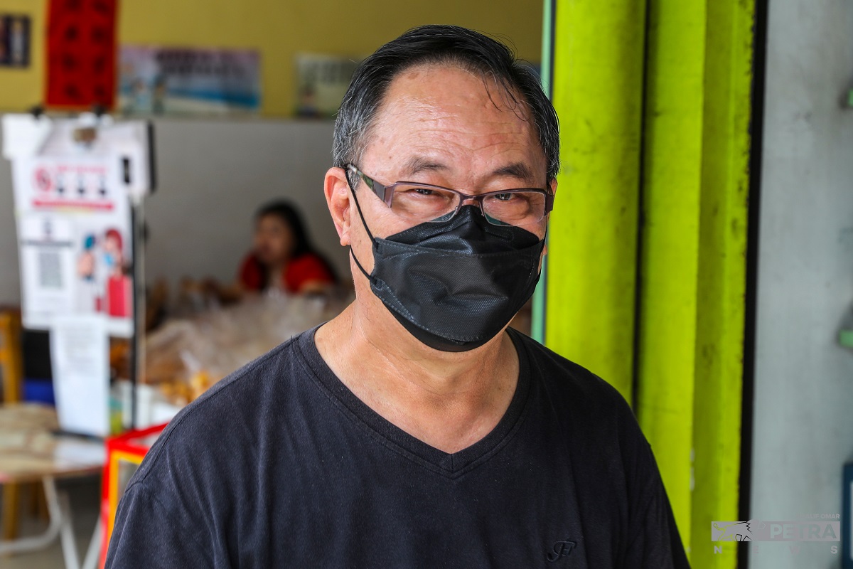 A food trader known as Richard, 60, disagrees with the subsidy removal for cooking oil, saying the timing is bad as the B40 group is already struggling with the cost of living. – ALIF OMAR/The Vibes pic, June 23, 2022