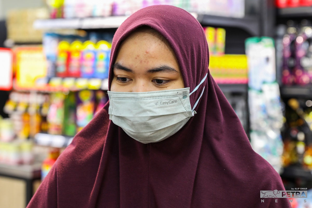 Student Siti Nurhawa Norhalinan, 22, says the government should not place the burden on the public who are increasingly affected by the current economic instability. – ALIF OMAR/The Vibes pic, June 23, 2022