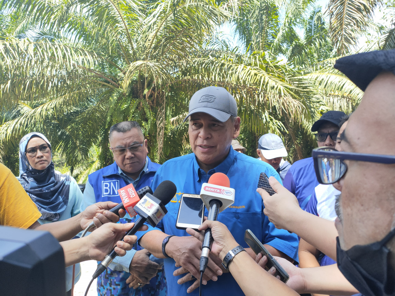 Former Sekong assemblyman Datuk Samsudin Yahya (centre) says RM2 million was allocated for water supply in Kg Bambangan, but was retracted after Pakatan Harapan became government in 2018. – REBECCA CHONG/The Vibes pic, August 22, 2022