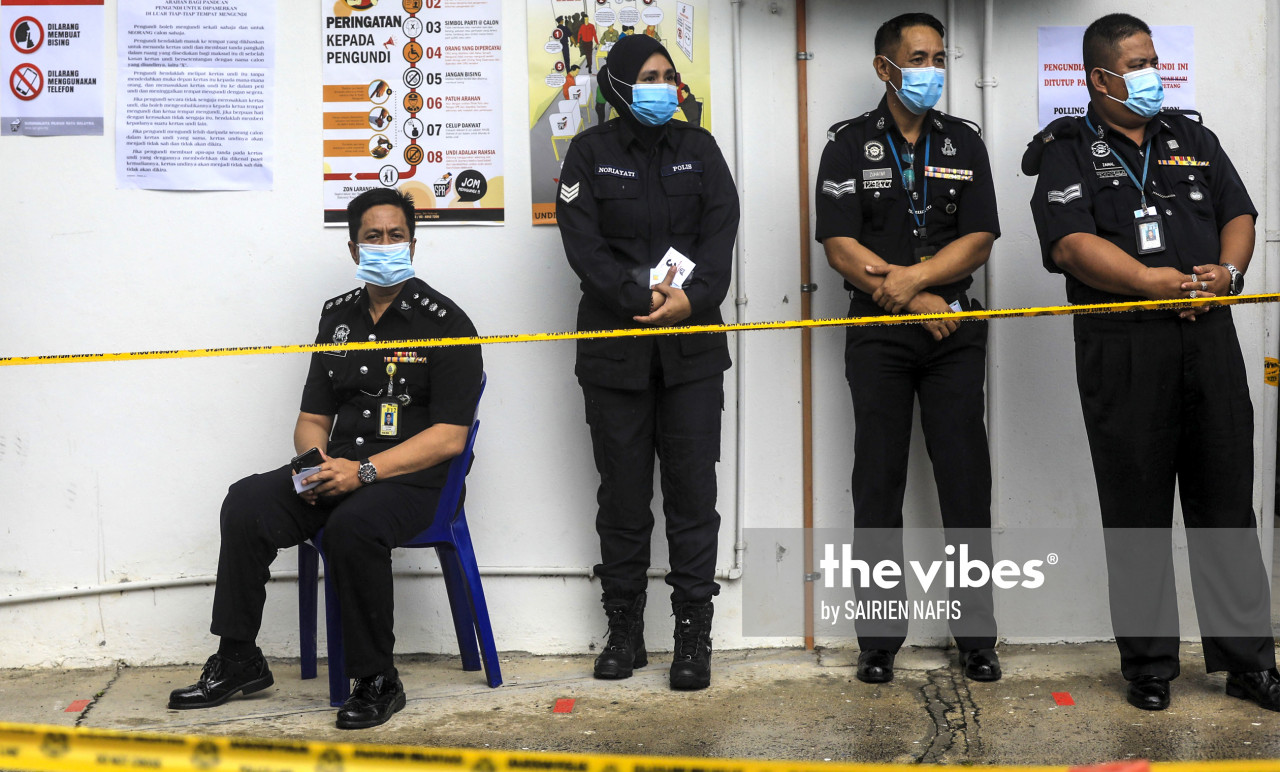 A police officer waiting to cast his ballot during today’s early voting for N25 Kapayan at the police headquarters in Kota Kinabalu. – The Vibes pic, September 22, 2020