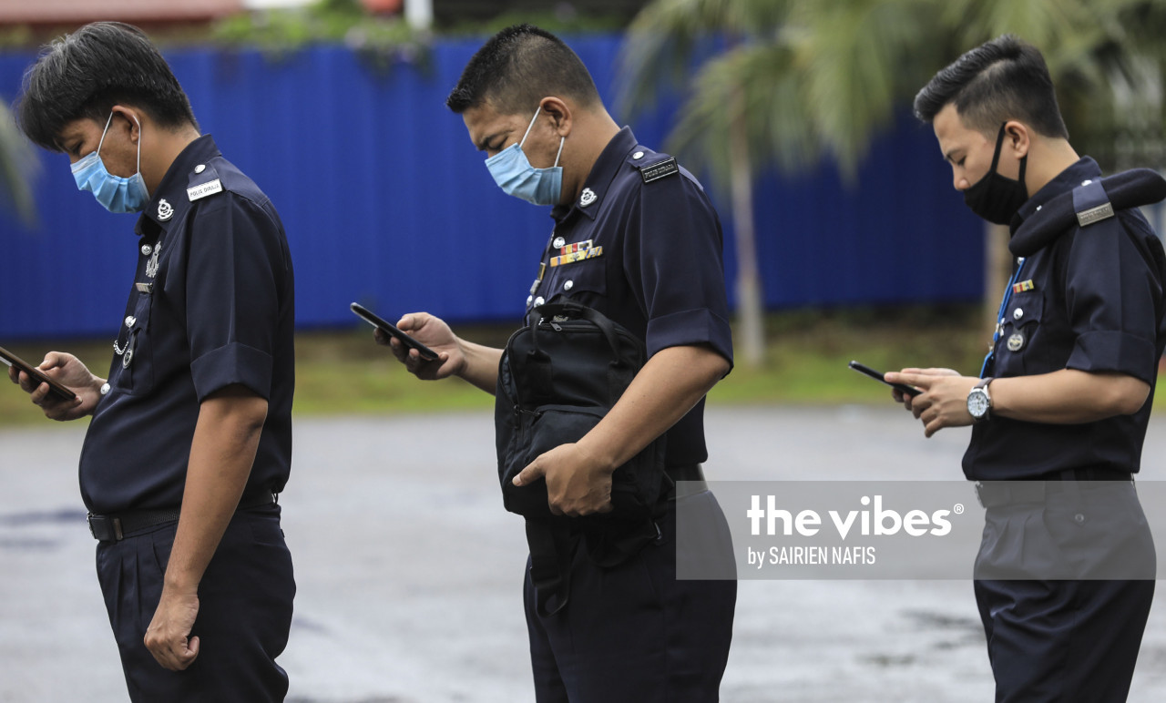 Police officers casting their ballots at the Kota Kinabalu police headquarters as early voting starts for Sabah. – The Vibes pic, September 22, 2020