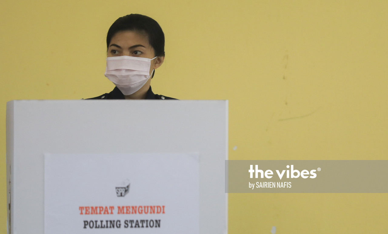 Corporal Laura Jonly casting her ballot at the police headquarters in Kota Kinabalu. – The Vibes pic, September 22, 2020