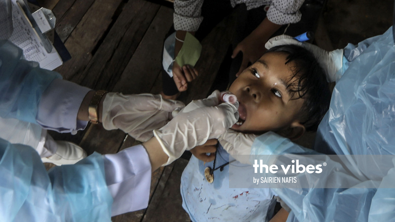 Menggatal government clinic workers administering a polio vaccine to a child. – The Vibes pic, September 24, 2020