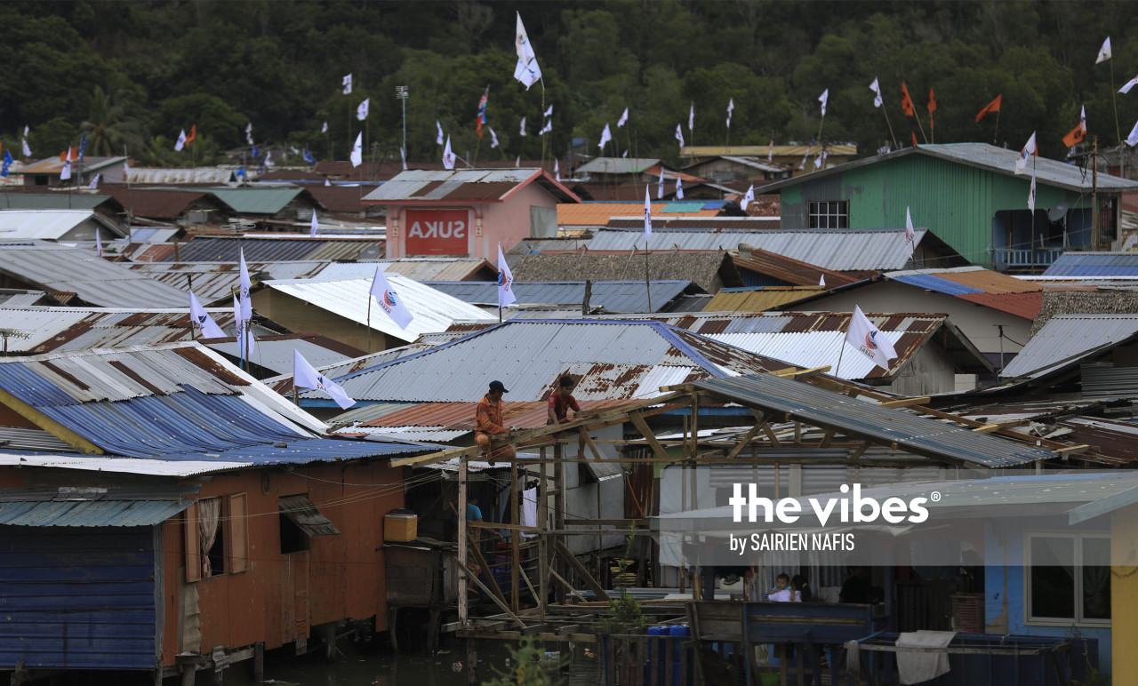 Two men building a house in Kg Numbak. – The Vibes pic, September 24, 2020