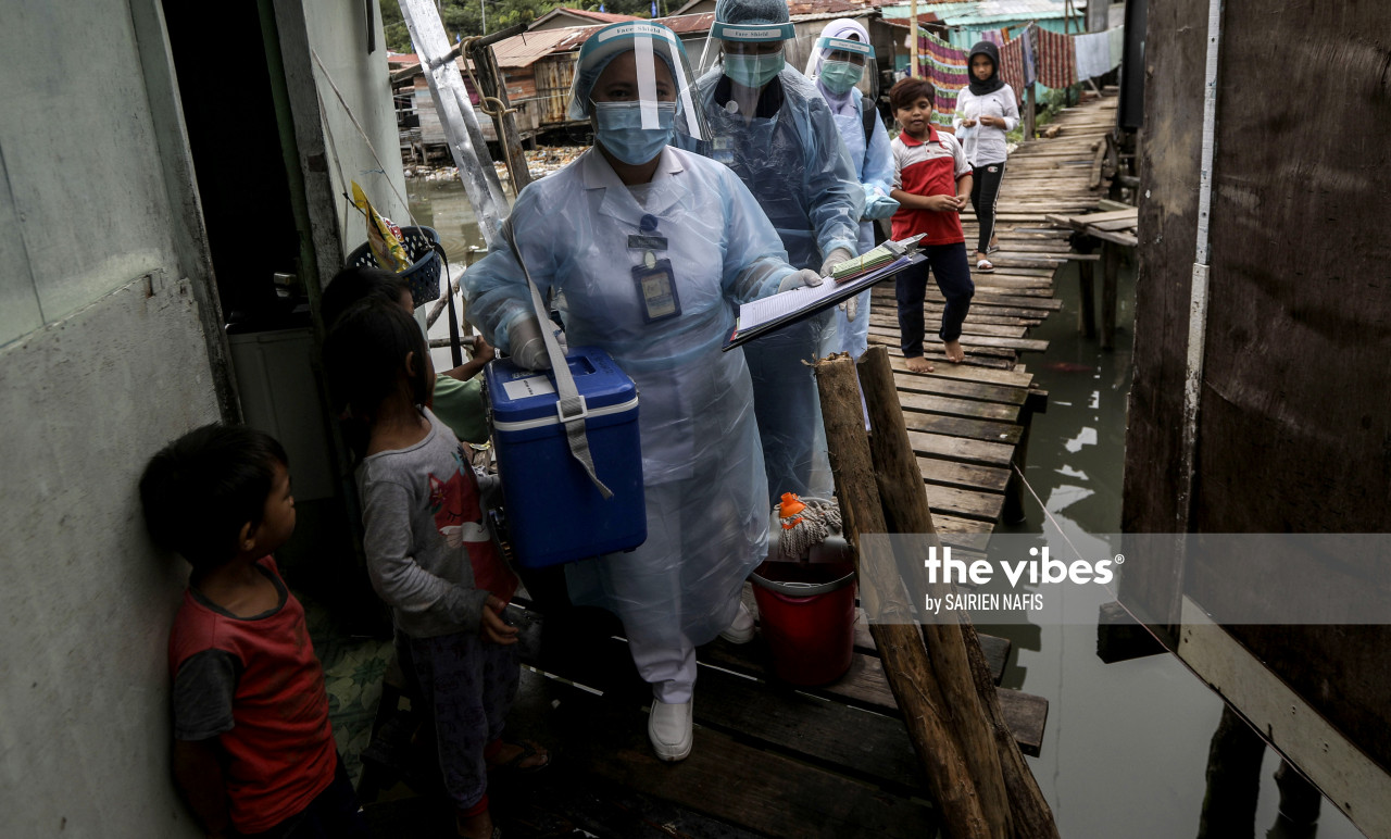 Staff of the Menggatal government clinic during a polio immunisation drive in Kg Numbak. – The Vibes pic, September 24, 2020