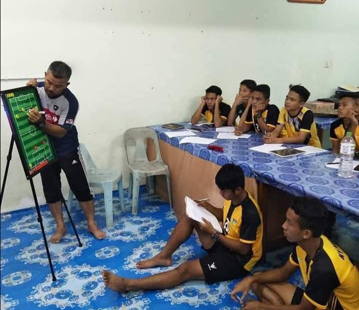 Miri Vocational College lecturer and football development coach, Mohamad Hakimi Man − seen here conducting a class on football theory − believes that a dedicated platform for indigenous football players would help increase Orang Asli participation − pic by  Mohamad Hakimi Man, October 22, 2021