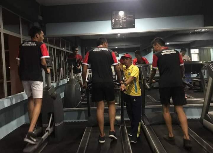 Mohamad Hakimi Man − seen here during a gym training session with some students at Miri Vocational College − stresses that ‘players from rural areas must be brave enough to leave their hometown behind if they wish to pursue a career in football’ − pic from Mohamad Hakimi Man, October 22, 2021 
