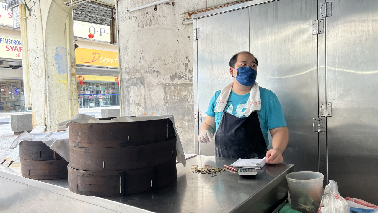 Chan, 32, whose family has been selling handmade pau and glutinous rice for almost six decades, told The Vibes that he had close to zero customers in the morning. – LANCELOT THESEIRA/The Vibes pic, January 23, 2022