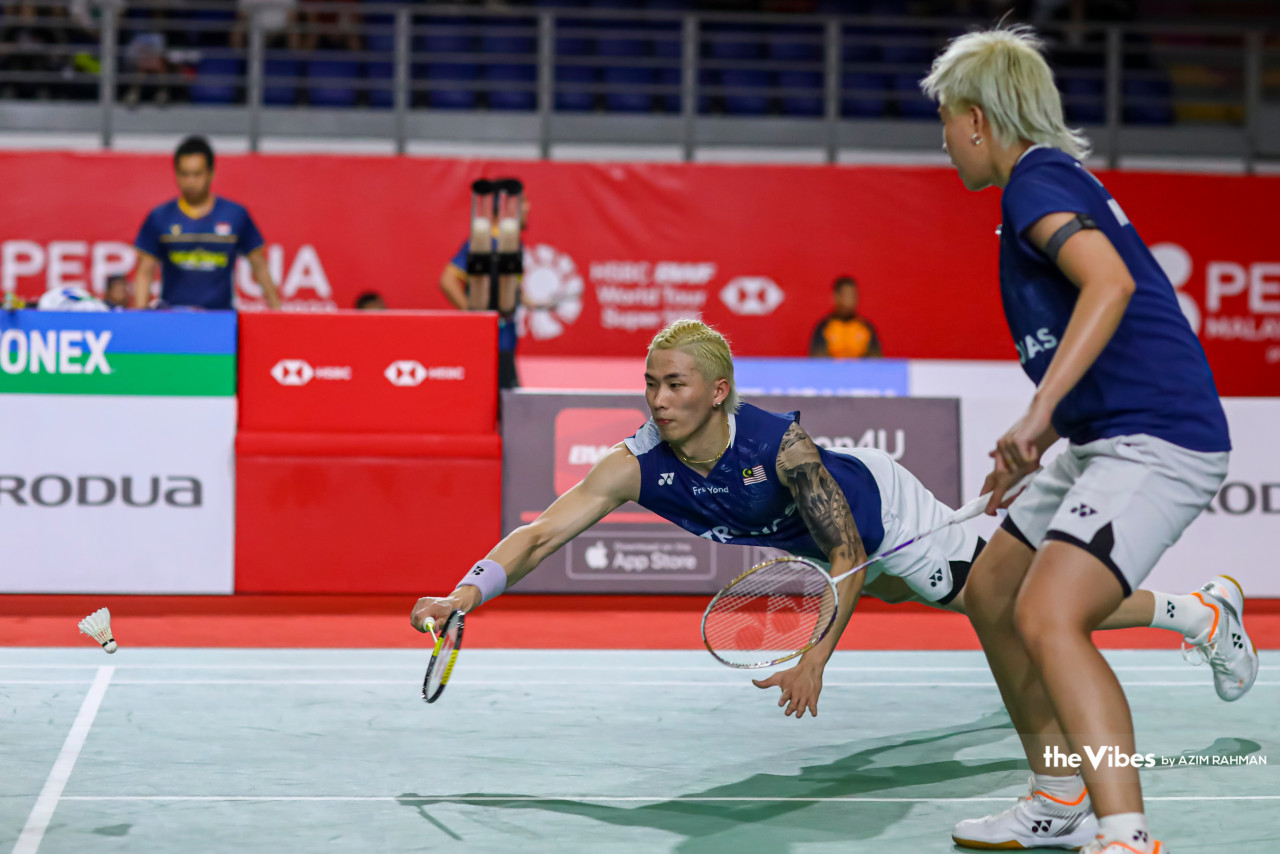 With all hope for one mixed doubles pair to enter the tournament’s second round resting on Chen Tang Jie-Toh Ee Wei’s (pic) shoulders, Malaysian badminton fans were left disappointed as the pair lost to Indonesia’s Rinov Rivaldy-Pitha Haningtyas Mentari. – AZIM RAHMAN/The Vibes pic, May 24, 2023