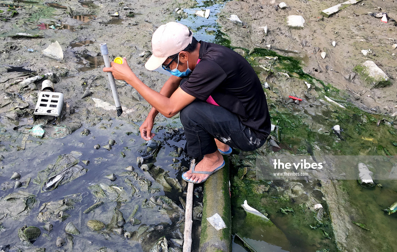 Water and sand samples being collected in the Sim-Sim village to be tested at independent labs. – REBECCA CHONG/The Vibes pic, October 25, 2020