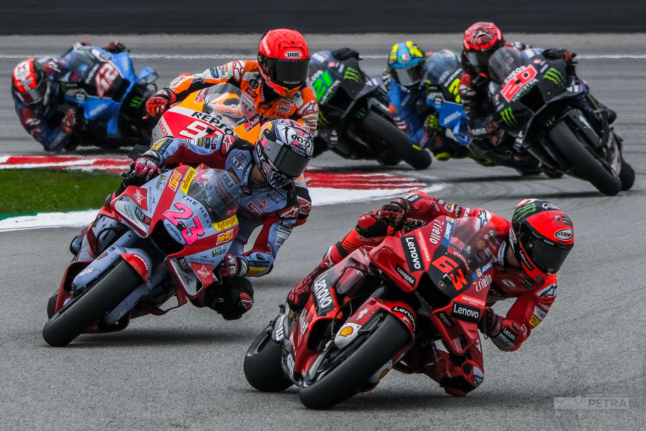 Championship leader Francesco Bagnaia had a stellar start as he went from ninth to second before the first lap, overtaking Enea Bastianini in third. – ABD RAZAK LATIF/The Vibes pic, November 3, 2022