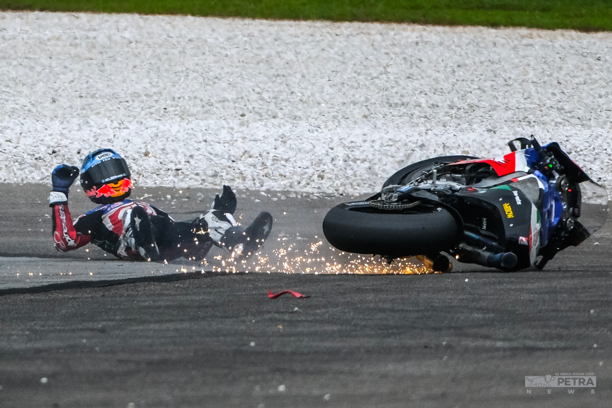 The weekend saw its fair share of falls as the damp track proved a challenge for riders. Alex Marquez crashed his LCR Honda Castrol during the third practice session. – ABD RAZAK LATIF/The Vibes pic, November 3, 2022
