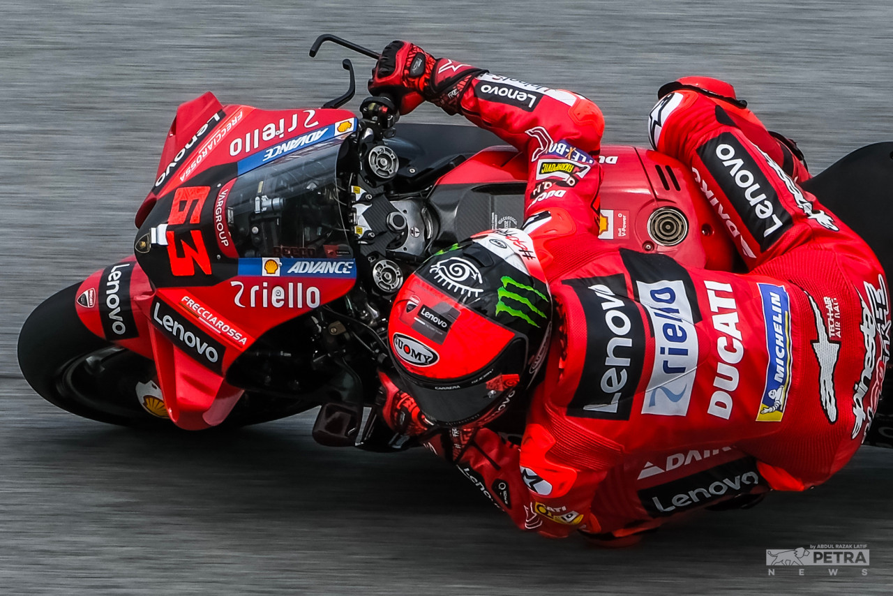 Championship leader Francesco Bagnaia gets up close and personal with the track as he leans left on his Lenovo Ducati. – ABD RAZAK LATIF/The Vibes pic, November 3, 2022