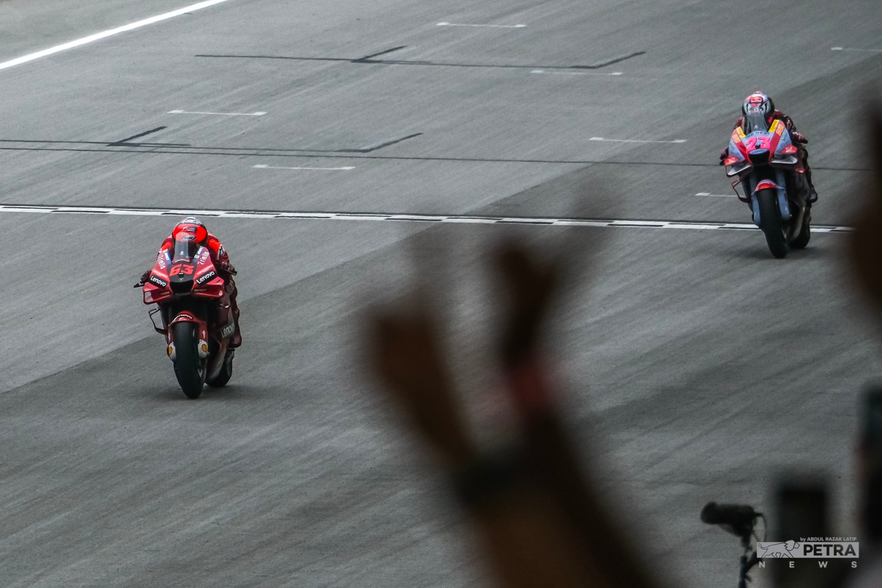 Francesco Bagnaia takes the race victory with next year’s teammate Enea Bastianini coming in second just milliseconds behind. – ABD RAZAK LATIF/The Vibes pic, November 3, 2022