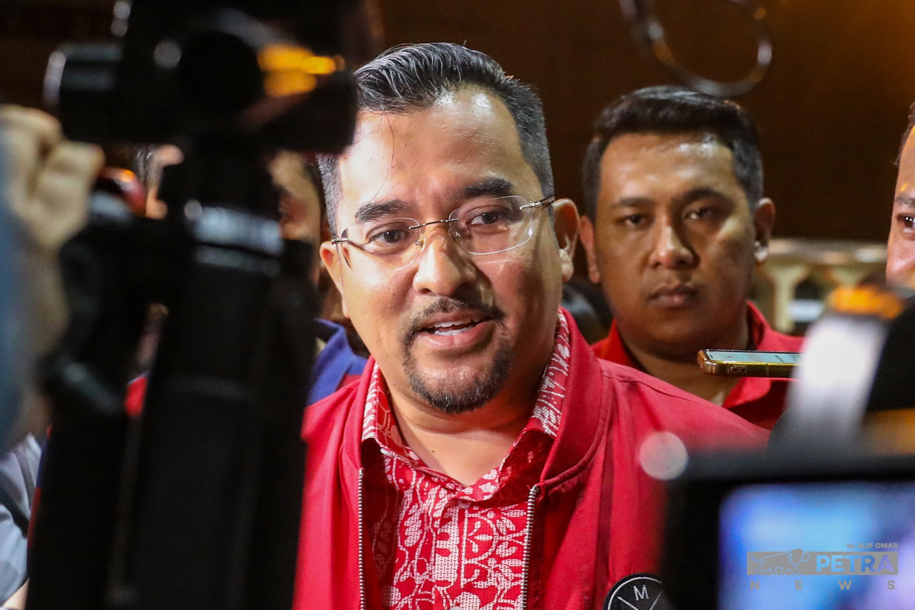 Umno Youth chief Datuk Asyraf Wajdi Dusuki points out that MCA contributed only two seats for BN in the election, which he noted were won because of Malay support. – ALIF OMAR/The Vibes pic, November 23, 2022