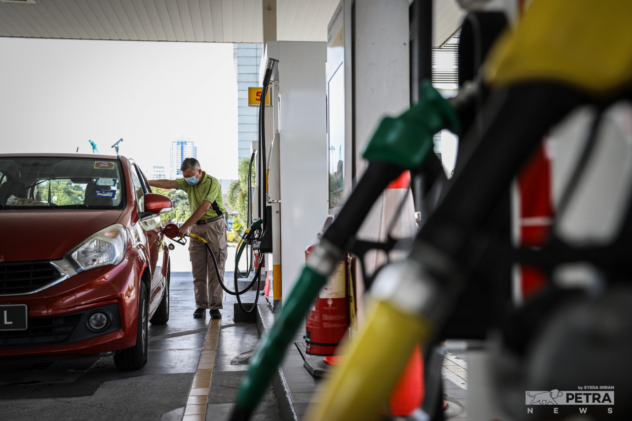 Consumers and oil producers need to adjust from subsidised RON95 at RM2.05 per litre to RM4.67 by the end of next year as subsidies are removed gradually. – SYEDA IMRAN/The Vibes pic, June 23, 2022