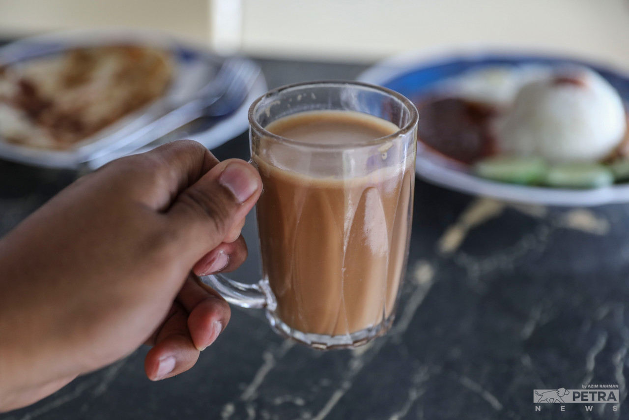 Teh tarik and roti canai are popular food due to their low price. Increasing prices may have damaging negative effects on the health of people. – AZIM RAHMAN/The Vibes pic, June 12, 2022