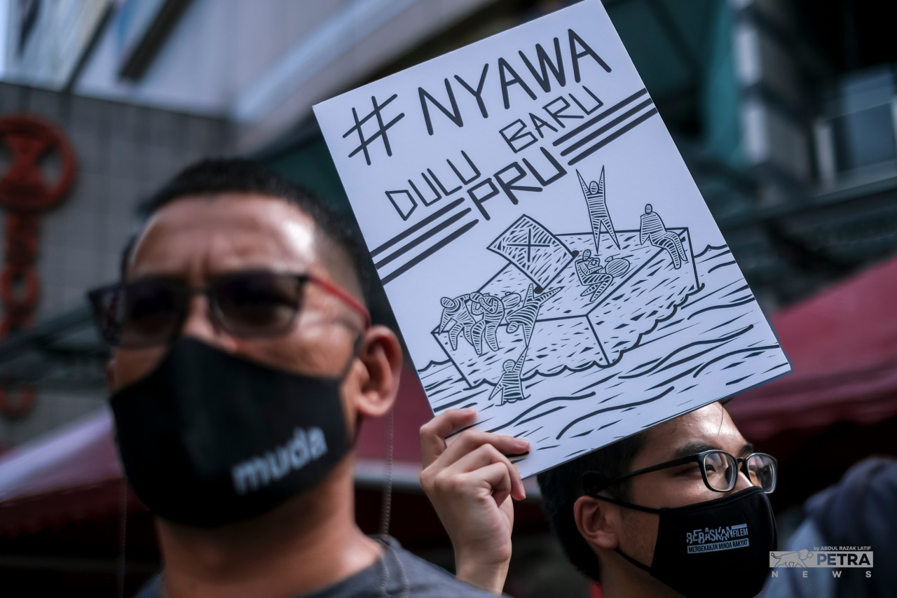 Demonstrators gather in front of the Sogo Shopping Complex today holding placards protesting against having general elections during flooding season. The protest was organised by youth party Muda who insists on the government to think about lives before votes. – ABDUL RAZAK LATIF/The Vibes pic, September 24, 2022