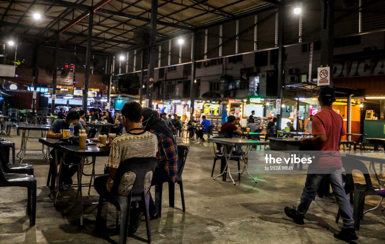 The situation may be different for hawker centres as some were operating until very late before the pandemic began. – SYEDA IMRAN/The Vibes pic, November 25, 2020