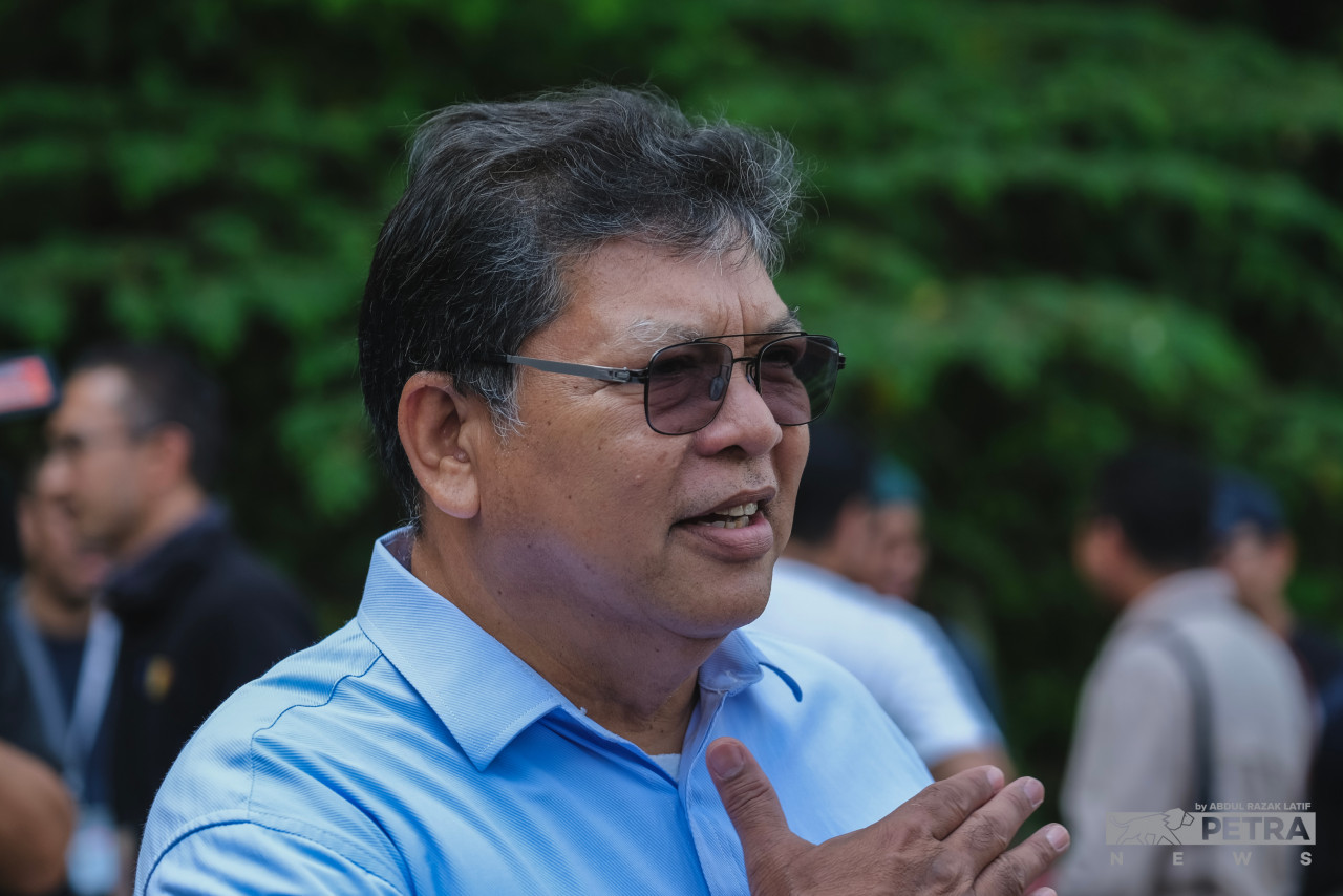 Kedah opposition leader Datuk Johari Abdul (pic) arrives at Datuk Seri Anwar Ibrahim’s office in Petaling Jaya at 11.22am, saying that it was to discuss future action plans for the state election, which will be held next year. – ABDUL RAZAK LATIF/The Vibes pic, November 24, 2022